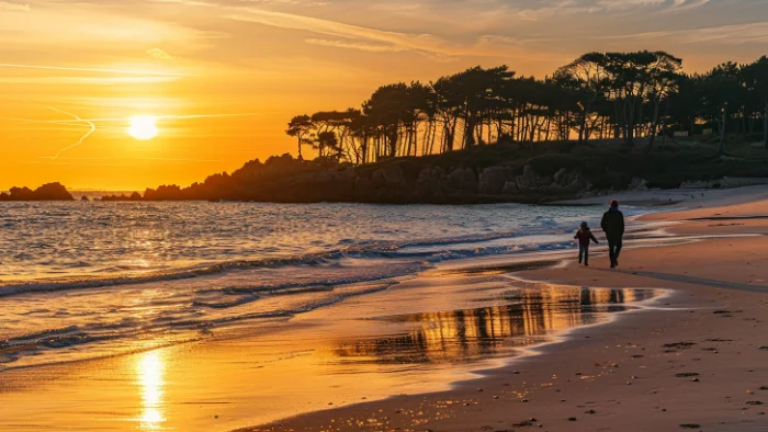 Coucher de soleil à Kerambigorn Beach, Beg Meil, Bretagne Sud, famille marchant sur la plage de sable fin, pins en bord de mer, ambiance paisible et romantique, idéal pour vacances en camping