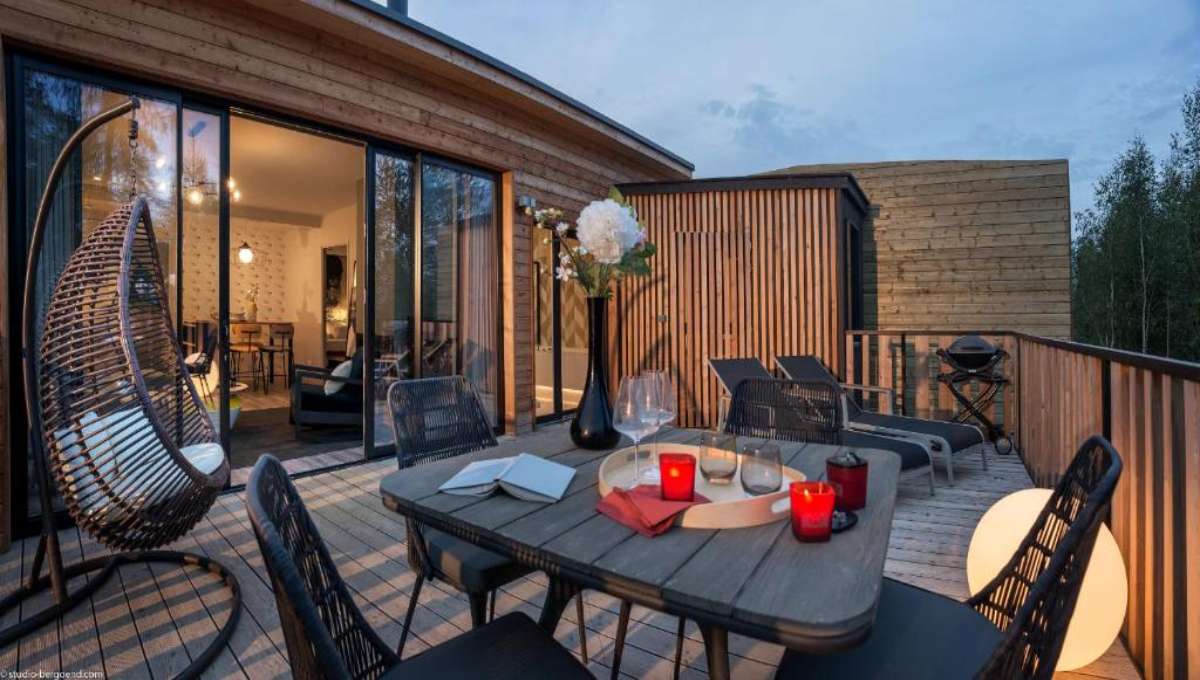 Intérieur cottage VIP Center Parcs Les Trois Forêts avec salon spacieux et vue sur forêt