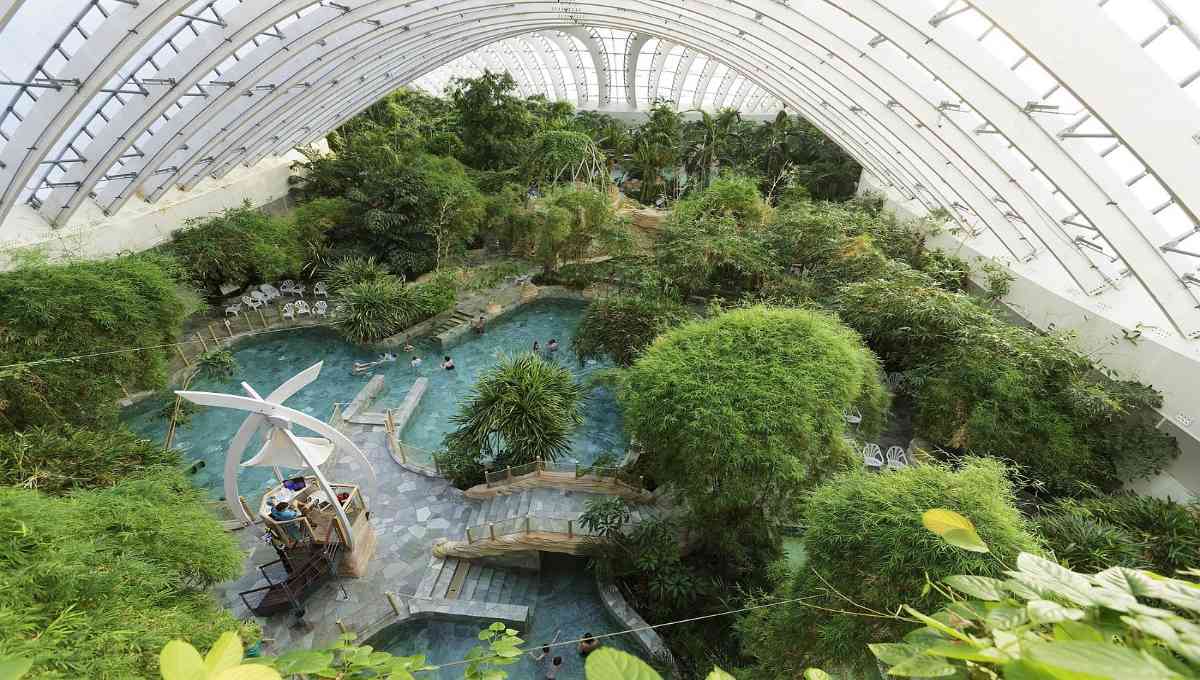Aqua Mundo Center Parcs Les Trois Forêts avec toboggans, piscines et ambiance tropicale