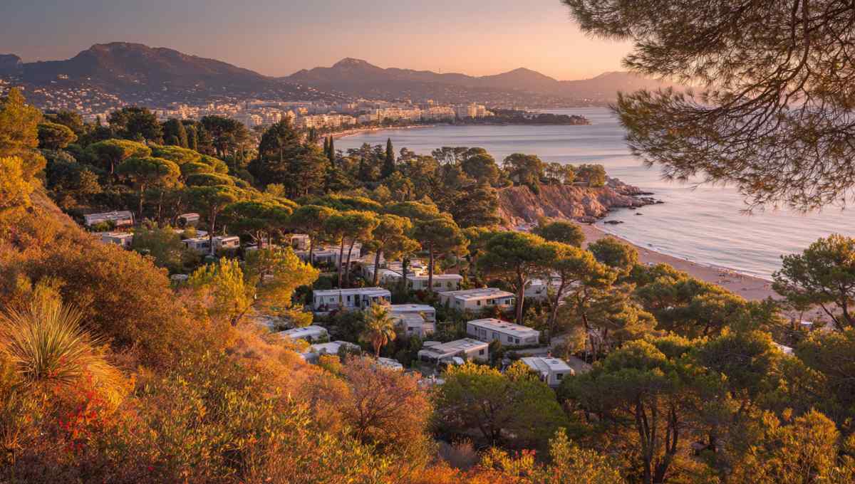 Camping 5 étoiles Côte d'Azur avec piscine chauffée et mobil-homes premium, vue aérienne automne plage Pampelonne