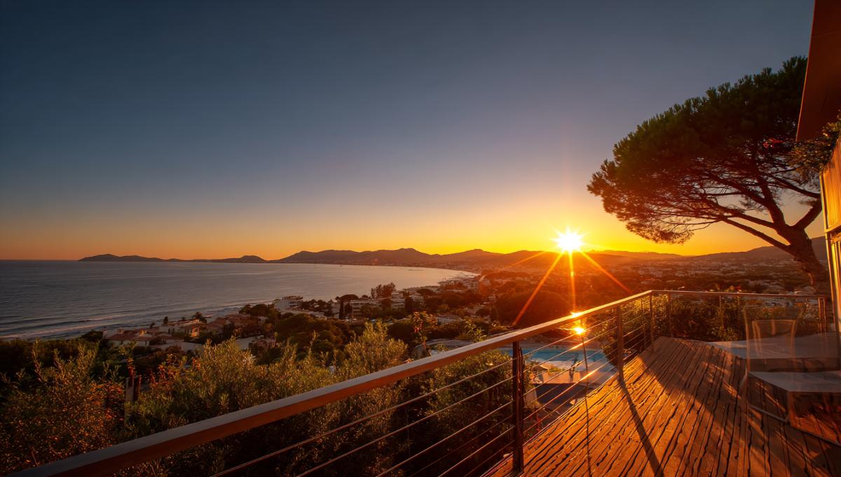Vue panoramique camping Mandelieu sur baie de Cannes et massif Estérel, piscine débordement face mer
