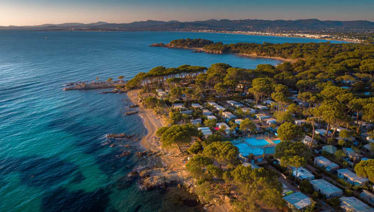 Vue aérienne des meilleurs campings Var bord de mer avec plages turquoise, mobil-homes et piscines en Côte d'Azur