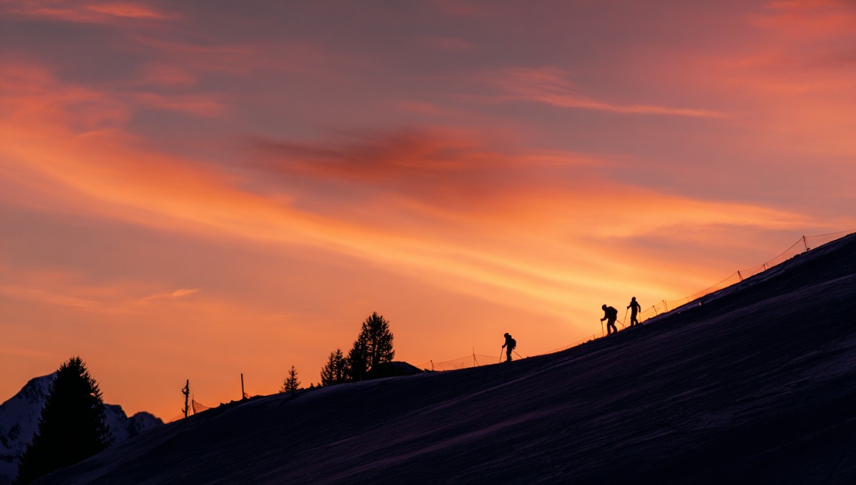 Coucher de soleil sur les pistes des Saisies avec famille de skieurs en silhouette - souvenirs magiques