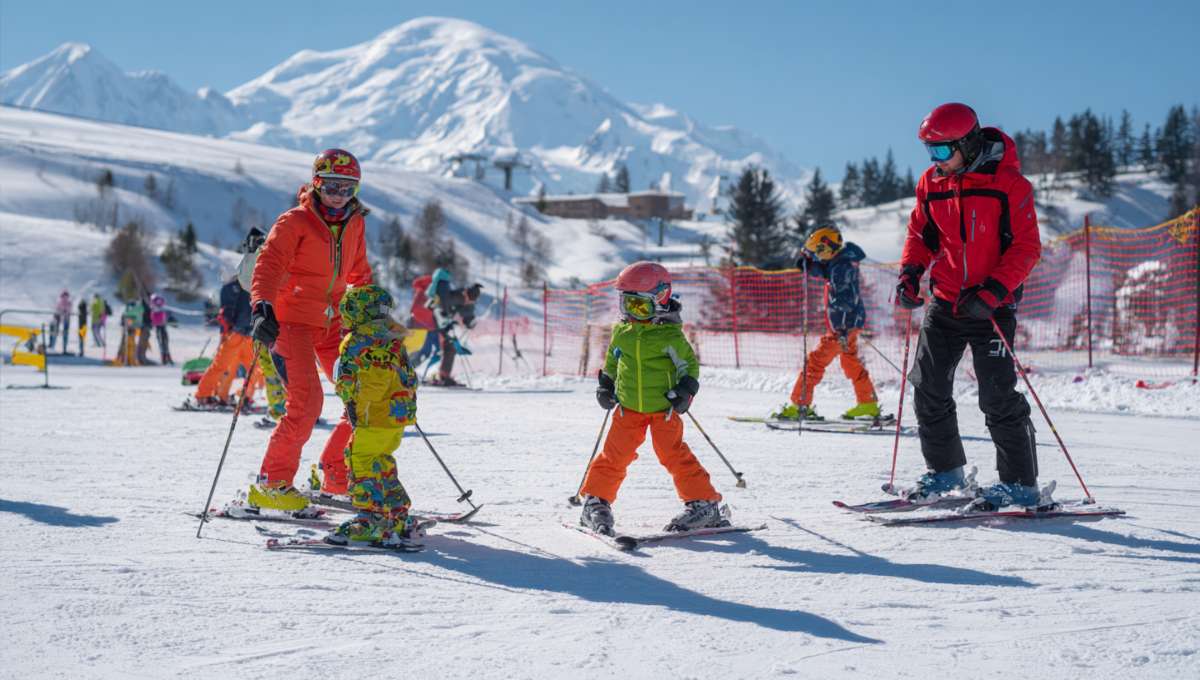 Famille avec enfants sur piste verte des Saisies avec moniteur ESF - station familiale Savoie