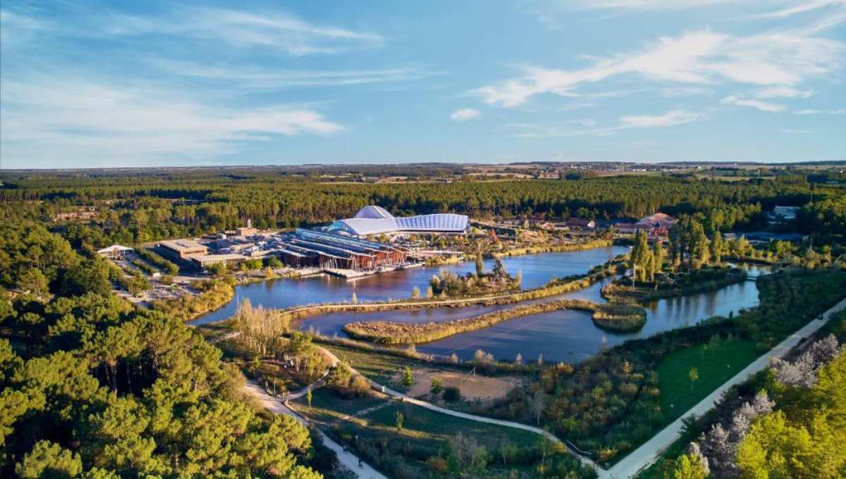 Center Parcs Bois aux Daims avec bâtiment d'accueil moderne et allée forestière