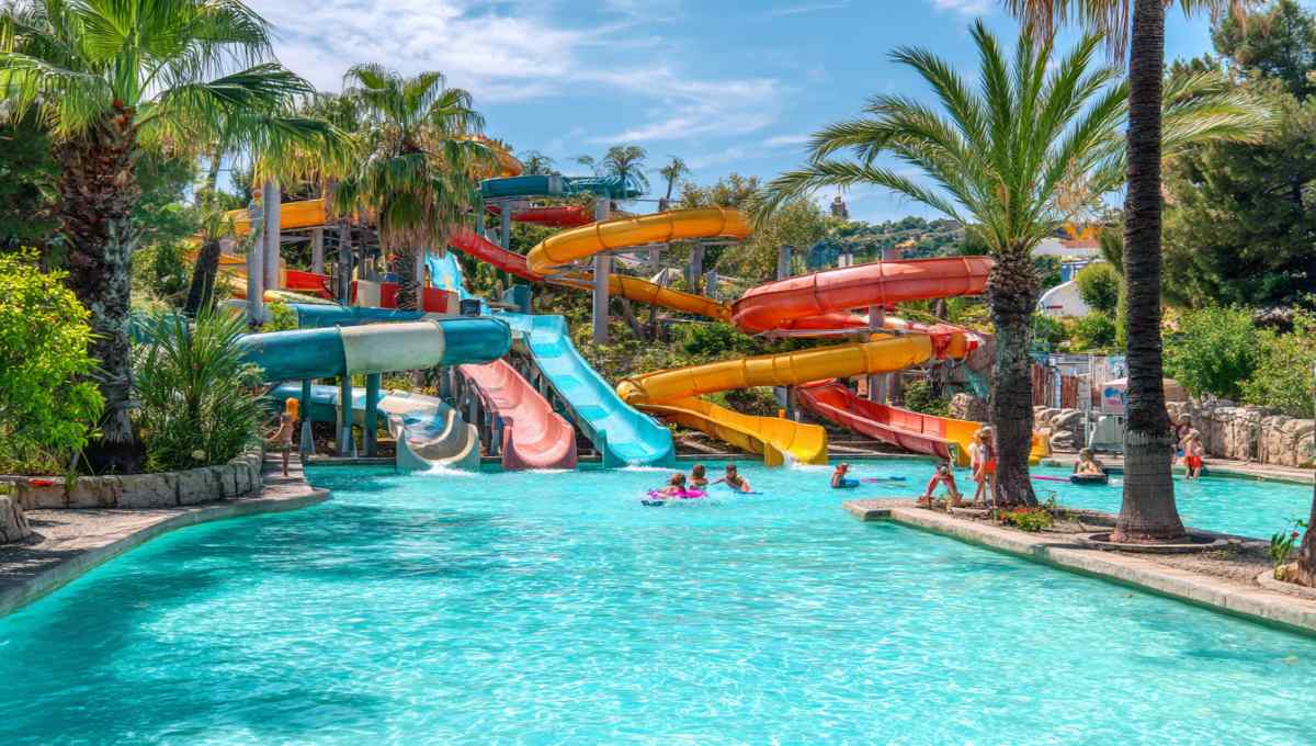 Parc aquatique camping familial avec toboggans et jeux d'eau pour enfants