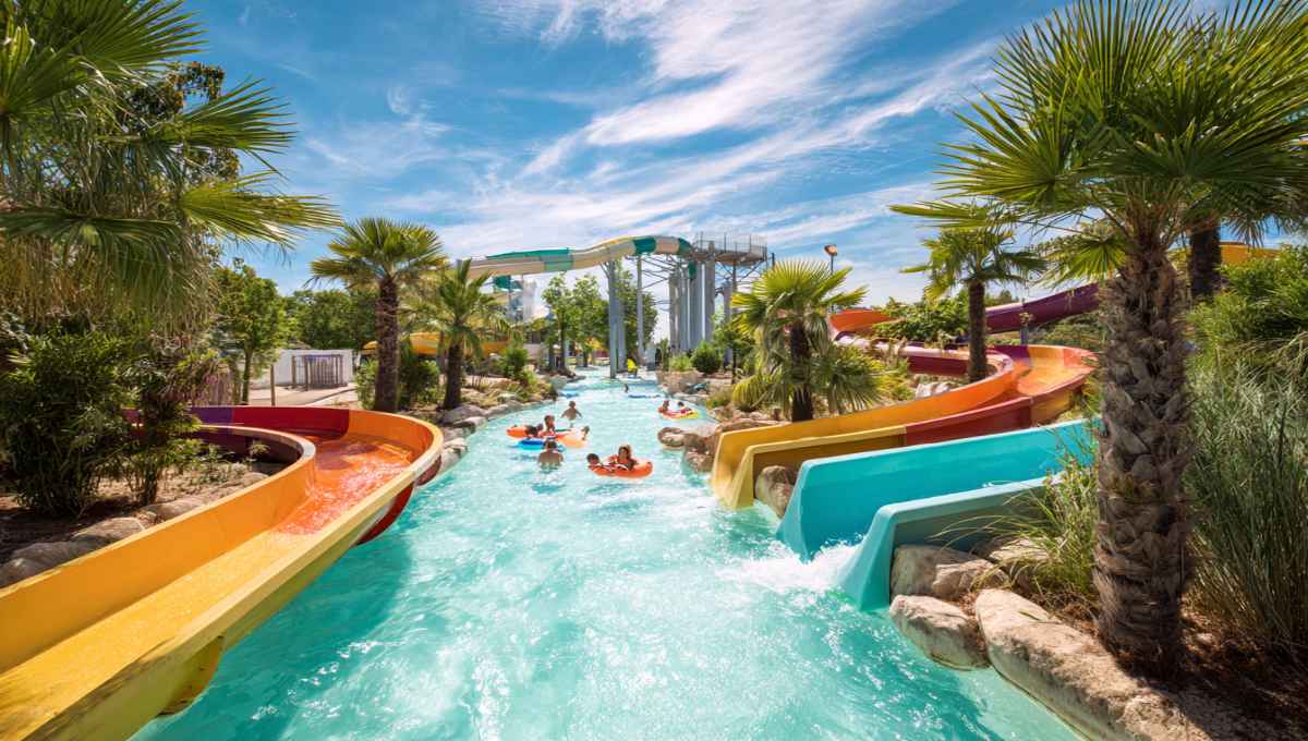 Parc aquatique tropical camping Holiday Green Fréjus avec toboggans et piscine familiale Var bord de mer