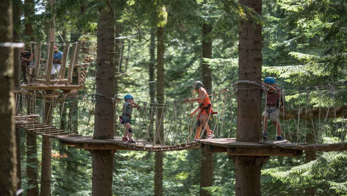 Parcours aventure en forêt Center Parcs Les Trois Forêts avec famille sur pont de singe