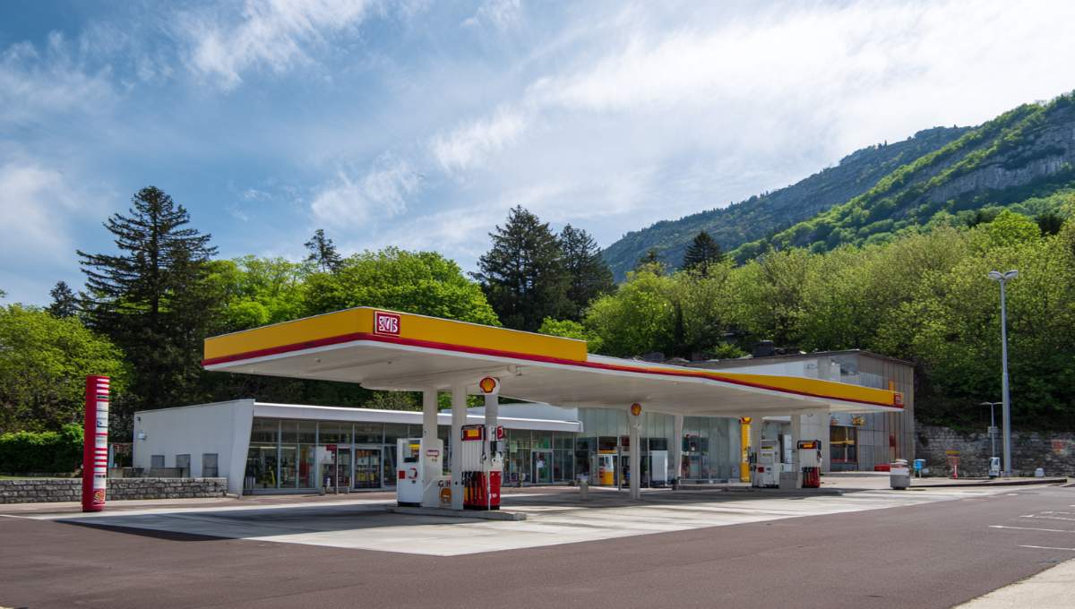 Station-service française près frontière suisse avec panneau vignette autoroutière disponible Total Mulhouse