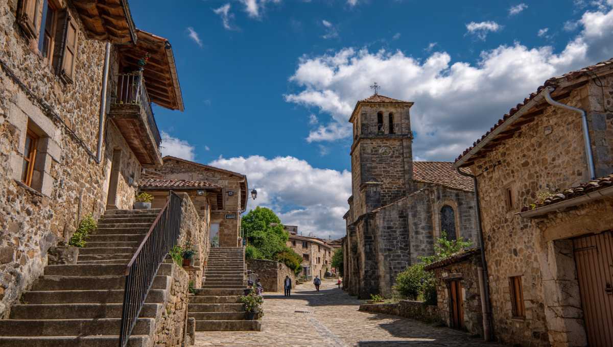 Village de Granon sur le Camino Francés avec son église historique abritant l'albergue donativo San Juan Bautista