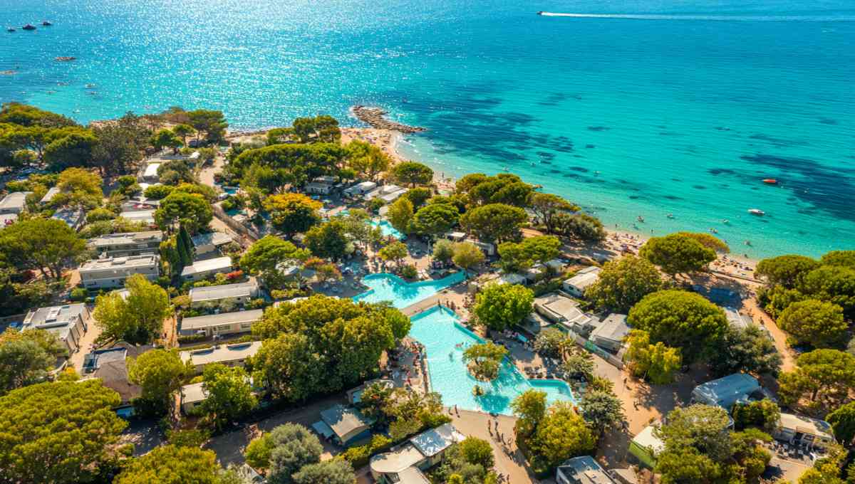 Camping méditerranéen avec piscine et vue mer