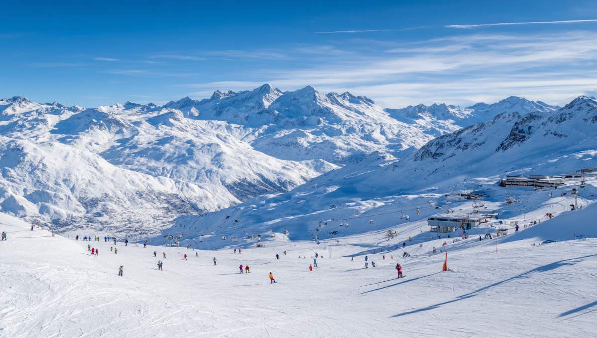 Skieurs sur pistes enneigées station de ski Alpes françaises - forfait ski