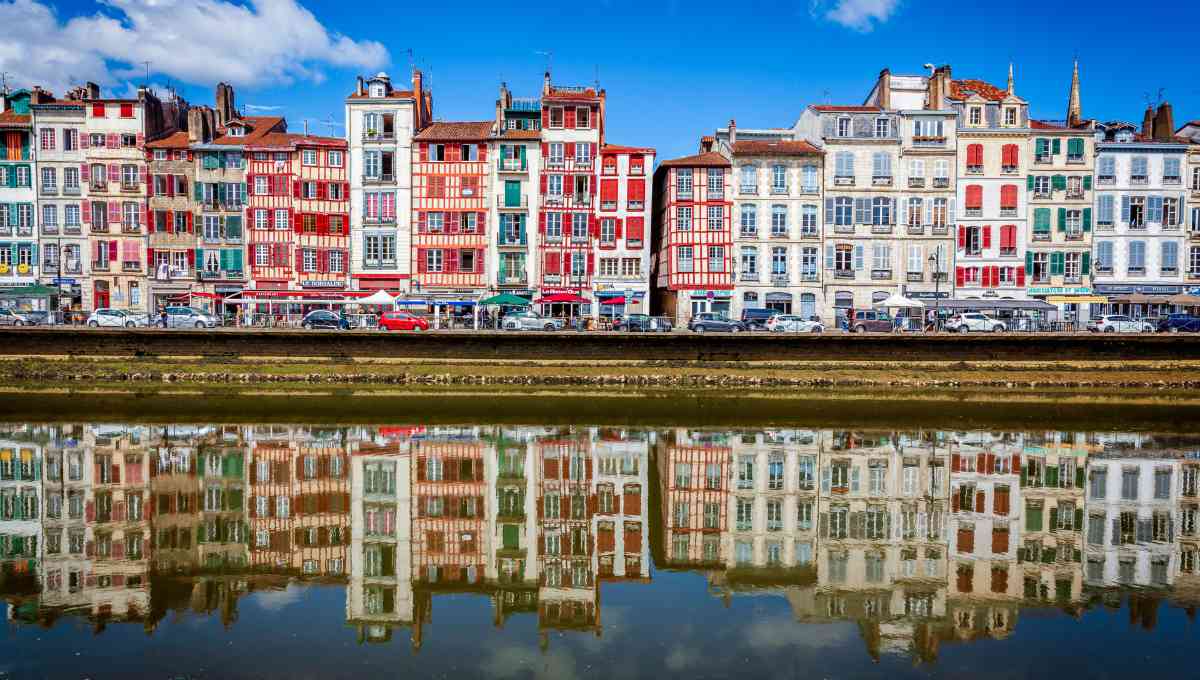 Maisons à colombages colorées le long de la rivière dans le centre historique basque