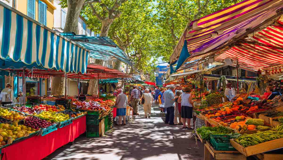 Marché provençal authentique avec étals fruits légumes et ambiance locale méditerranéenne