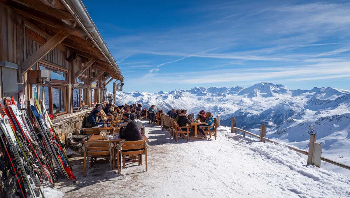 Pause déjeuner restaurant altitude station ski Alpes - forfait journée