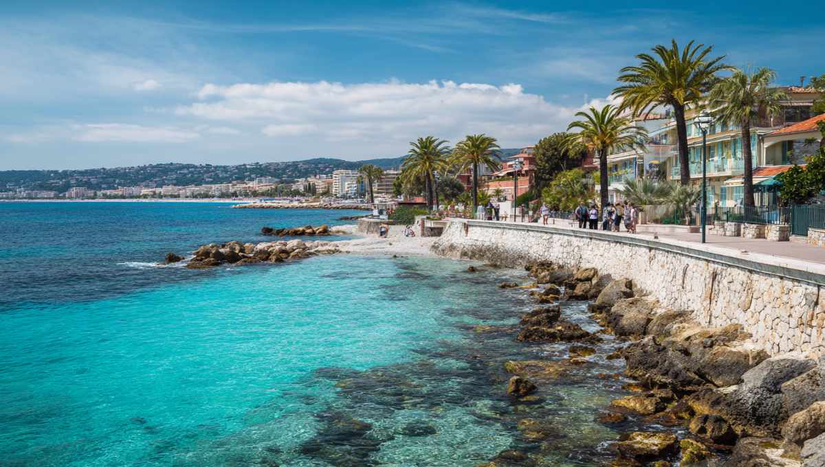 Promenade côtière typique de la Côte d'Azur