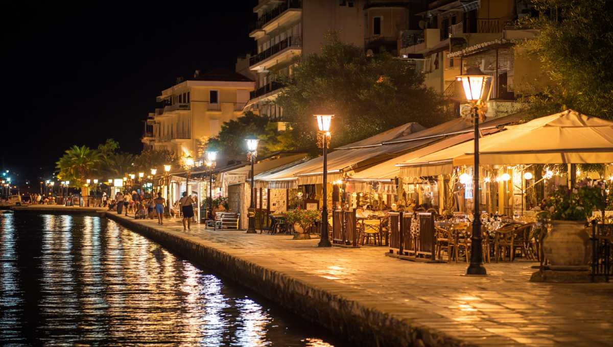 Front de mer méditerranéen illuminé en soirée avec promenade sécurisée et restaurants animés