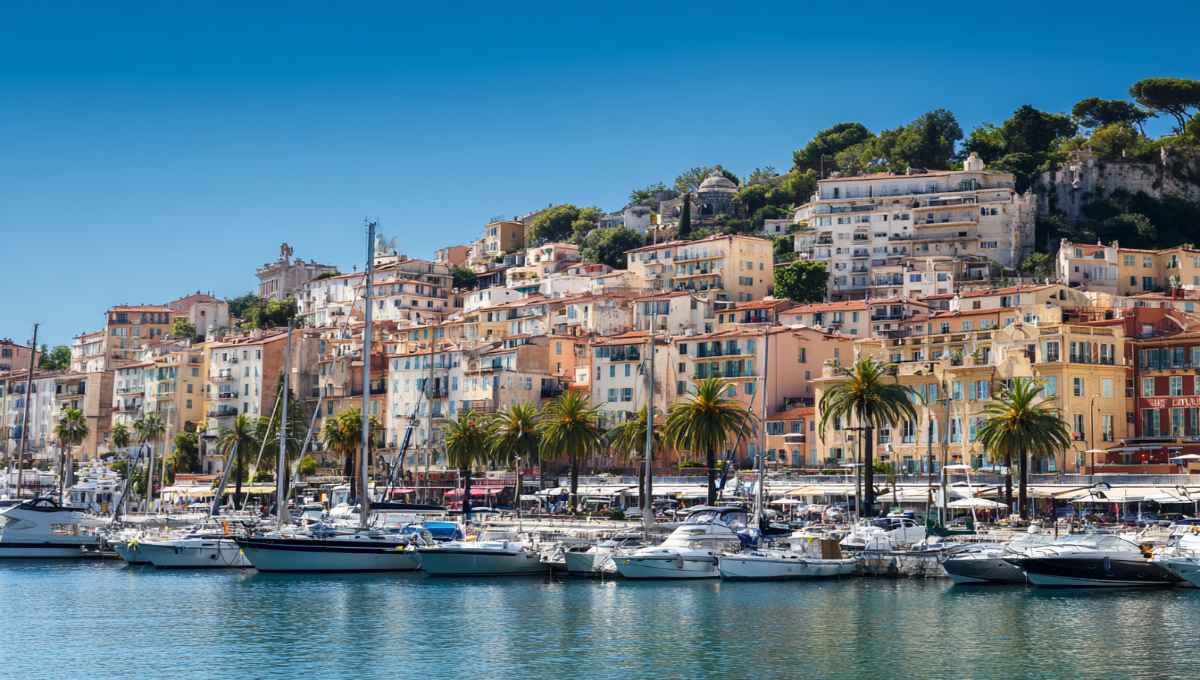 Vue panoramique ville portuaire méditerranéenne avec marina et quartiers résidentiels sur collines