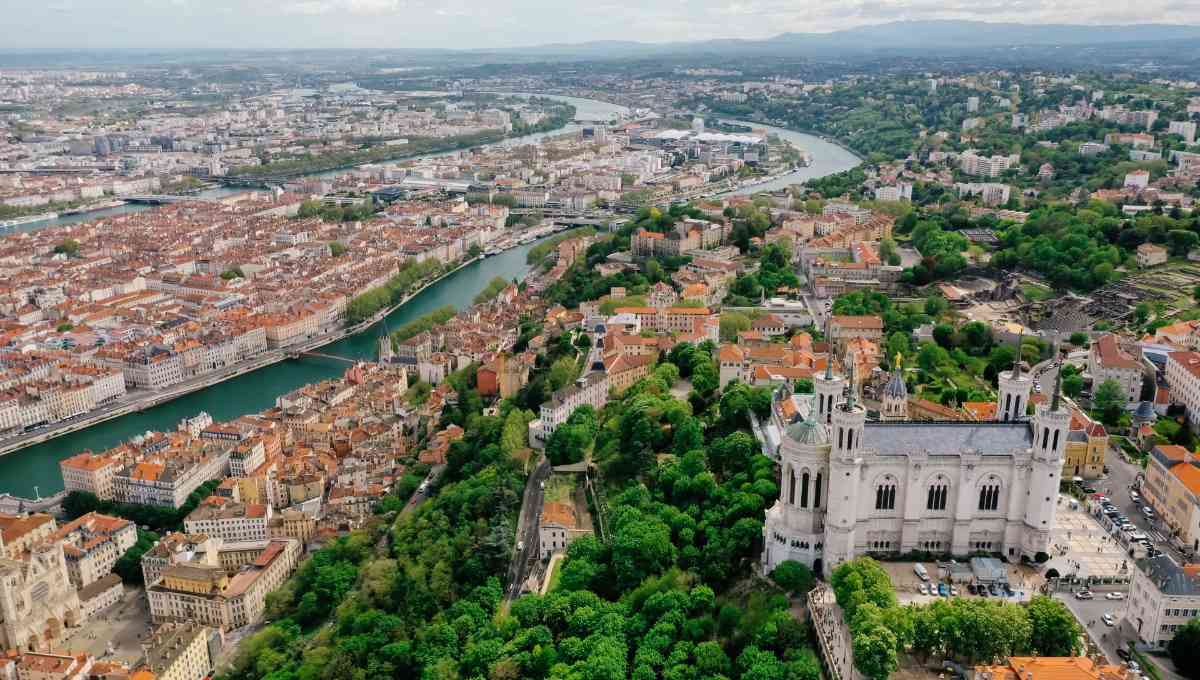 Vue panoramique de Lyon au coucher du soleil, ville idéale pour les sorties entre amis