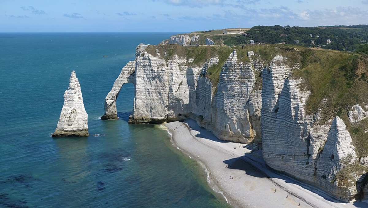 Vue spectaculaire des falaises d’Étretat et de l’Aiguille Creuse