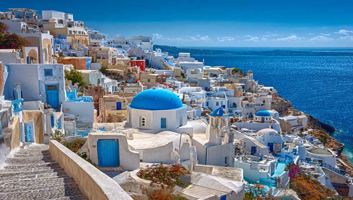 Panorama du village d'Oia à Santorin, souvent proposé dans les formules voyage en Grèce Selectour.